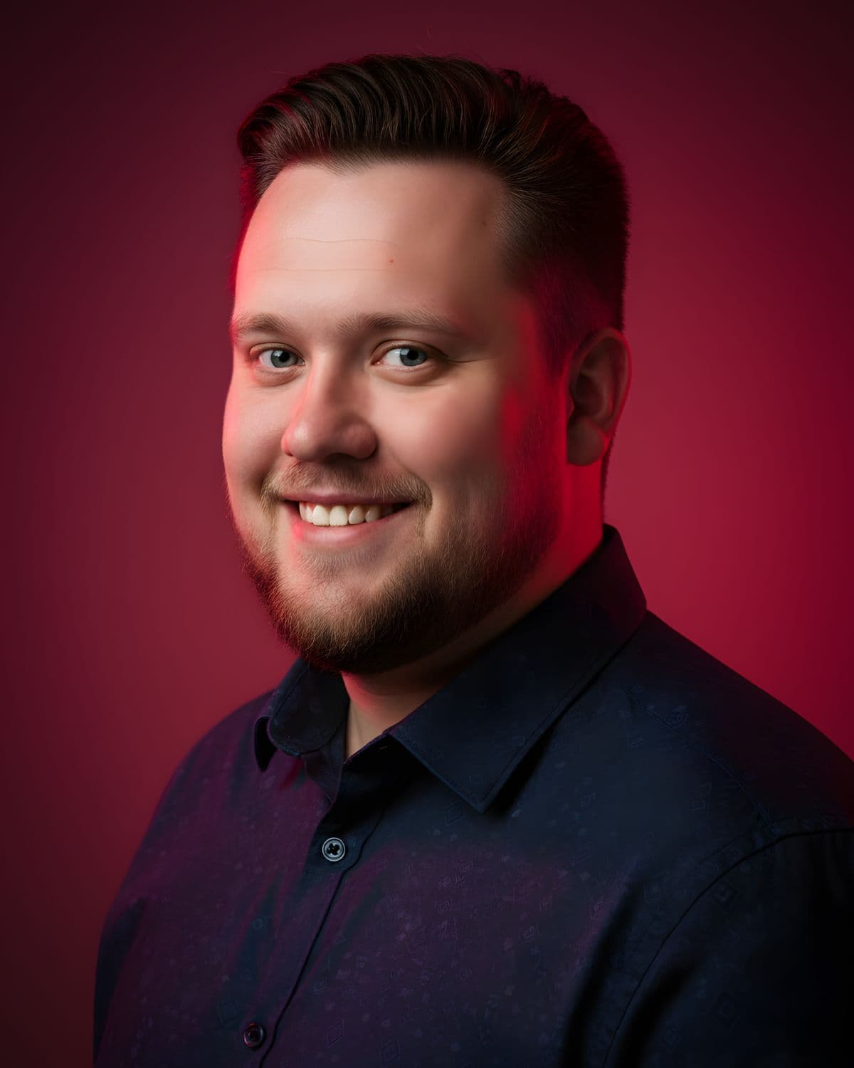 Tycho Loke smiling while speaking on stage